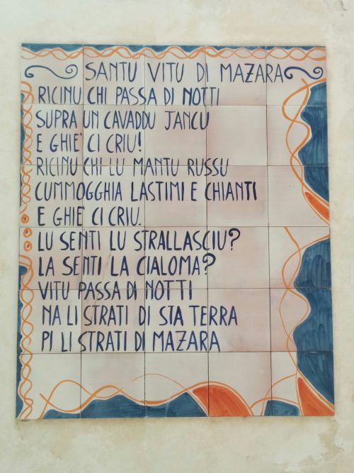 Gedicht auf sizilianisch auf Fliesen als Wandbild dargestellt
