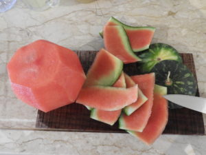 Wassermelone schälen - so gehts