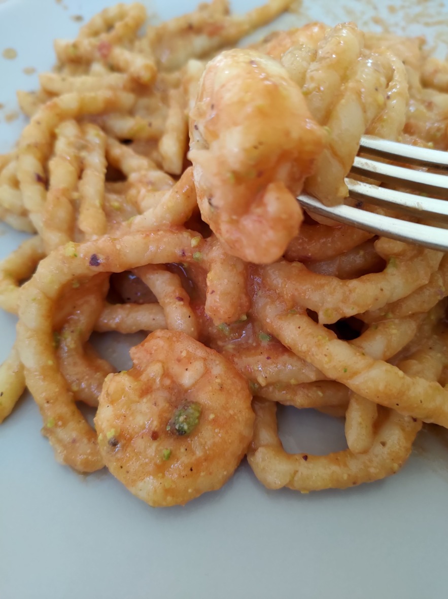 Pistazienpesto mit Busiate-Nudeln und Shrimps