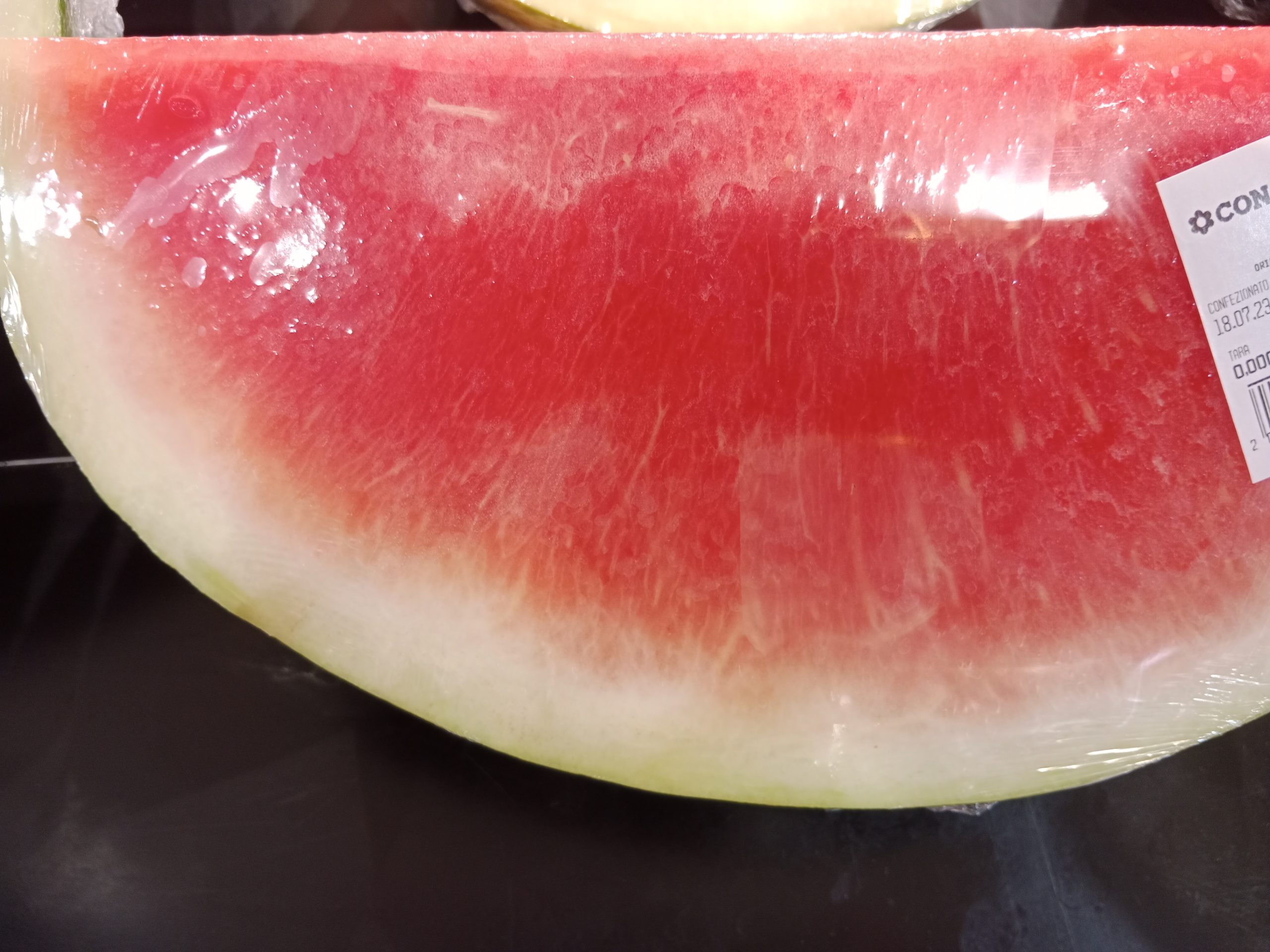 Stark bewässerte Wassermelone ist an der dicken Schale zu erkennen