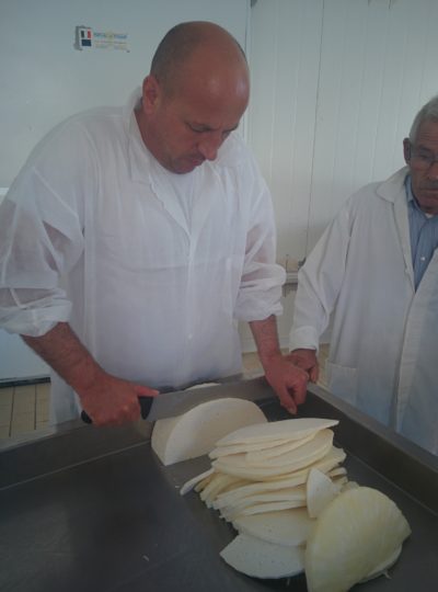 Schneiden des Käses für die Herstellung des Mozzarella