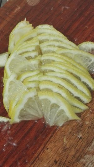 Zitronen fein aufgeschnitten für Marmelade