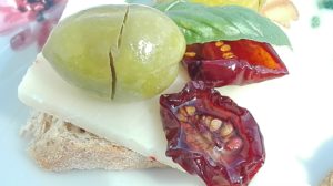 Oliven, Brot und Käse mit getrockneten Tomaten