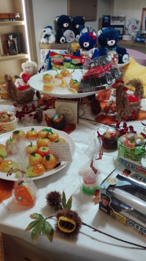 Spielzeug und typische Süßigkeiten für den 1. November