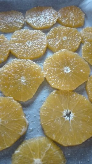 Geschälte und in scheiben geschnittene Orangen, fertig zum karamellisieren