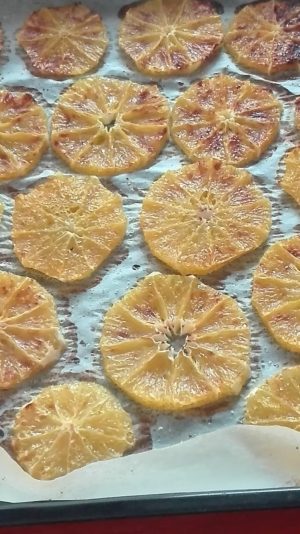 Gebackene und karamellisierte Orangenscheiben