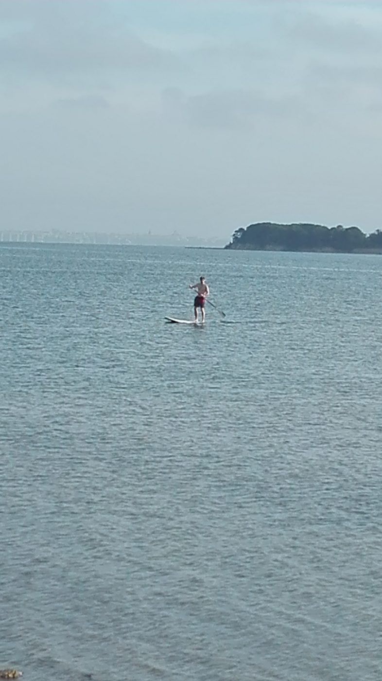 Ein einsamer Paddler auf seinem Kiteboard
