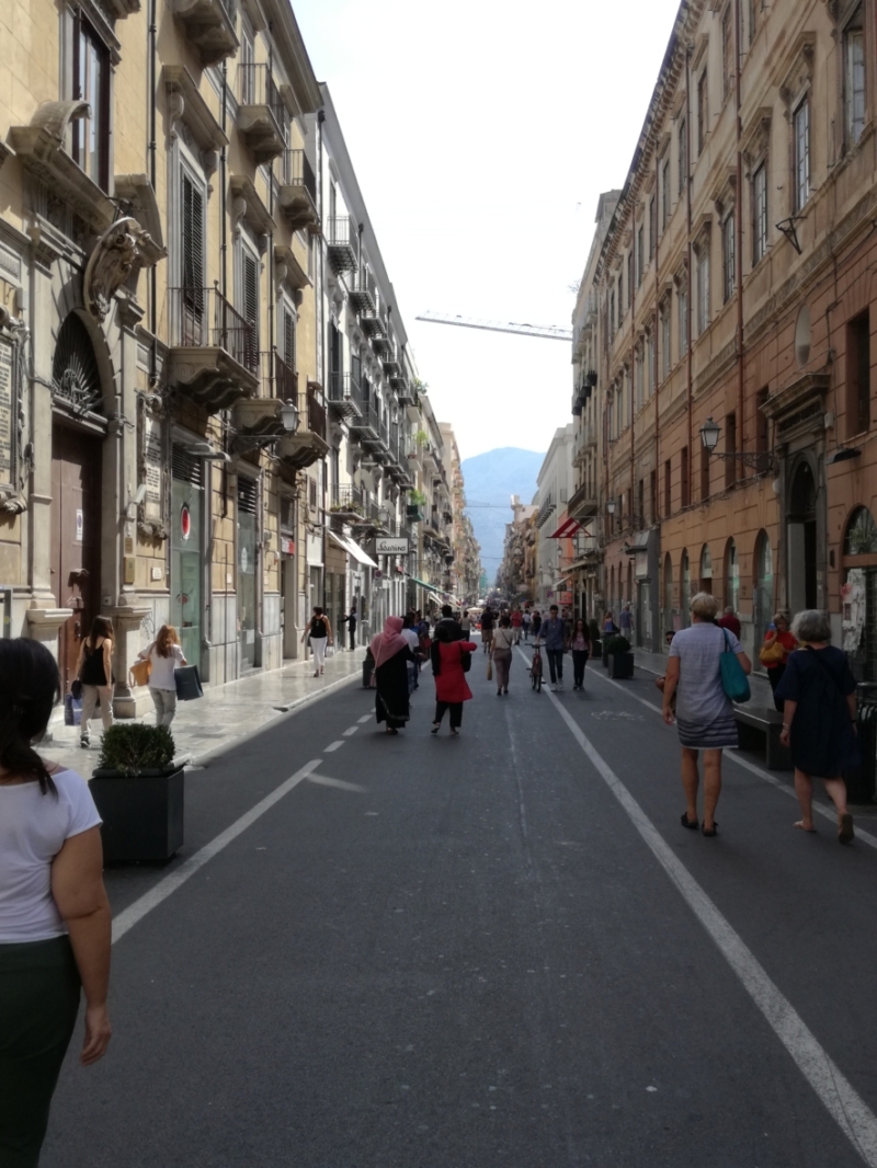 Eine beliebte Einkaufsstraße, die Via Ruggiero Settimo