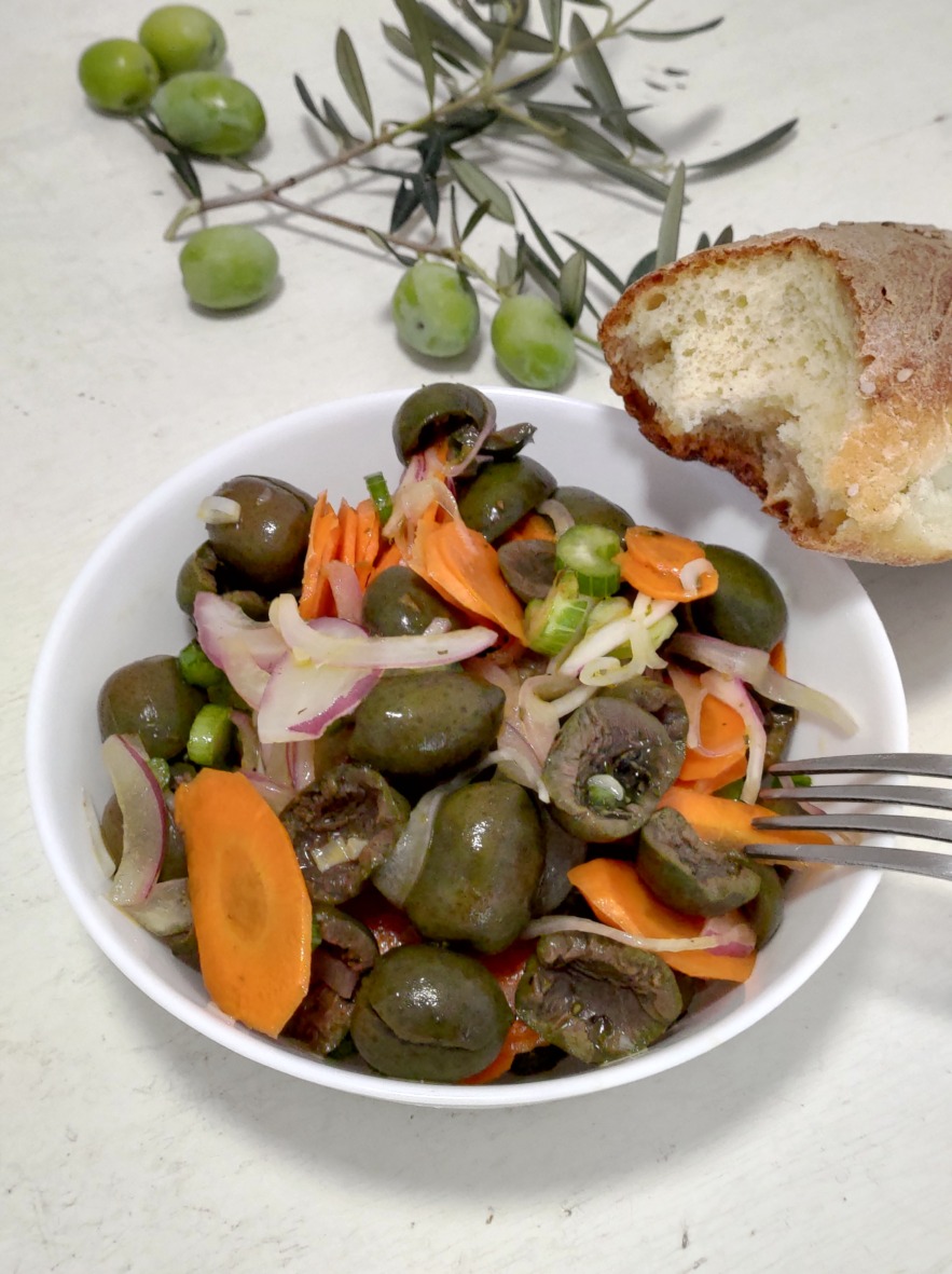 Olivensalat aus frischen Oliven