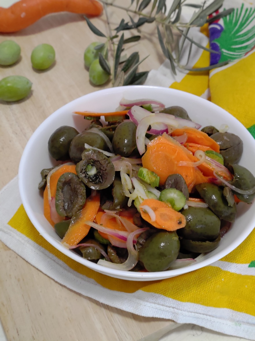 Olivensalat aus frischen Oliven