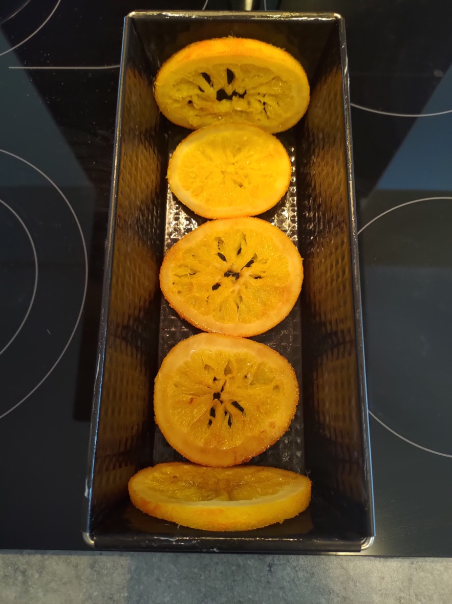 Form mit den Orangenscheiben auslegen