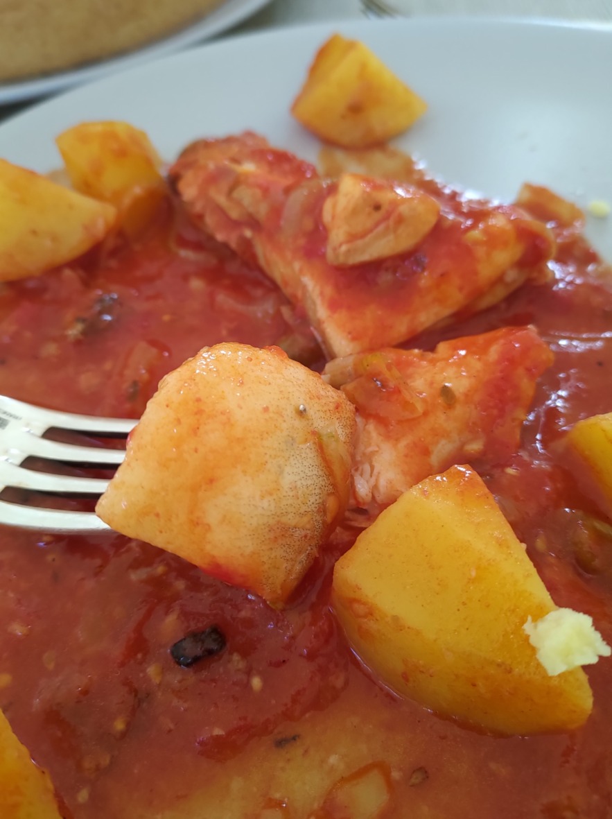 Stockfisch in Tomatensoße mit Kartoffel, Kapern und Oliven