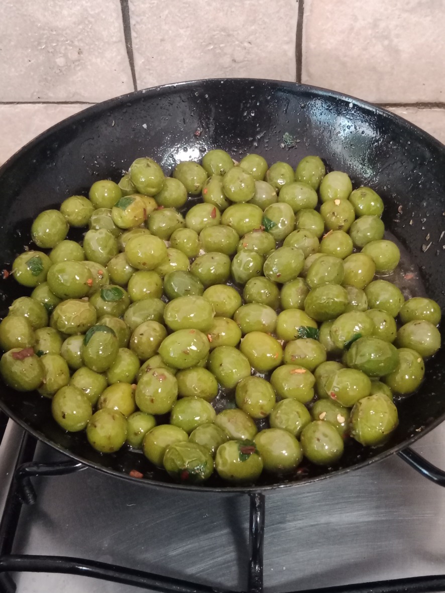 Frische Oliven aus der Pfanne