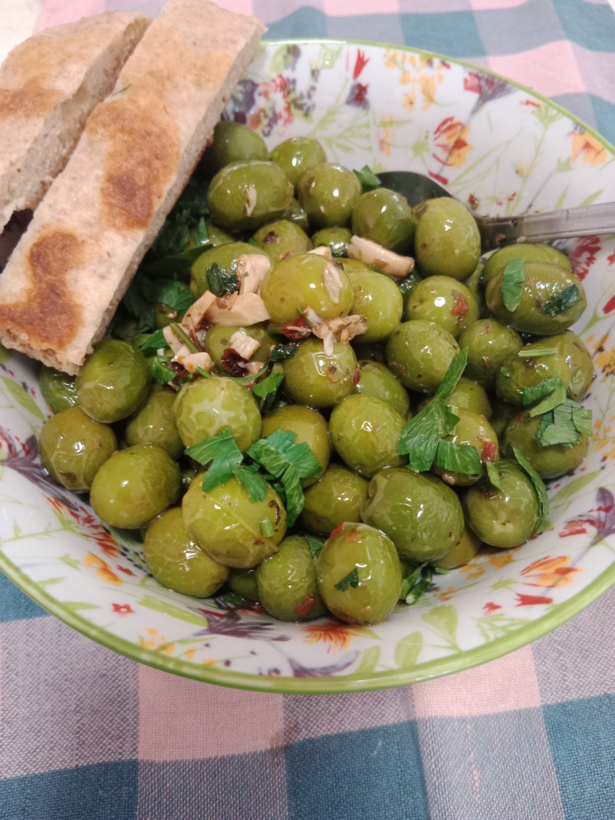 Frische Oliven aus der Pfanne mit Brot