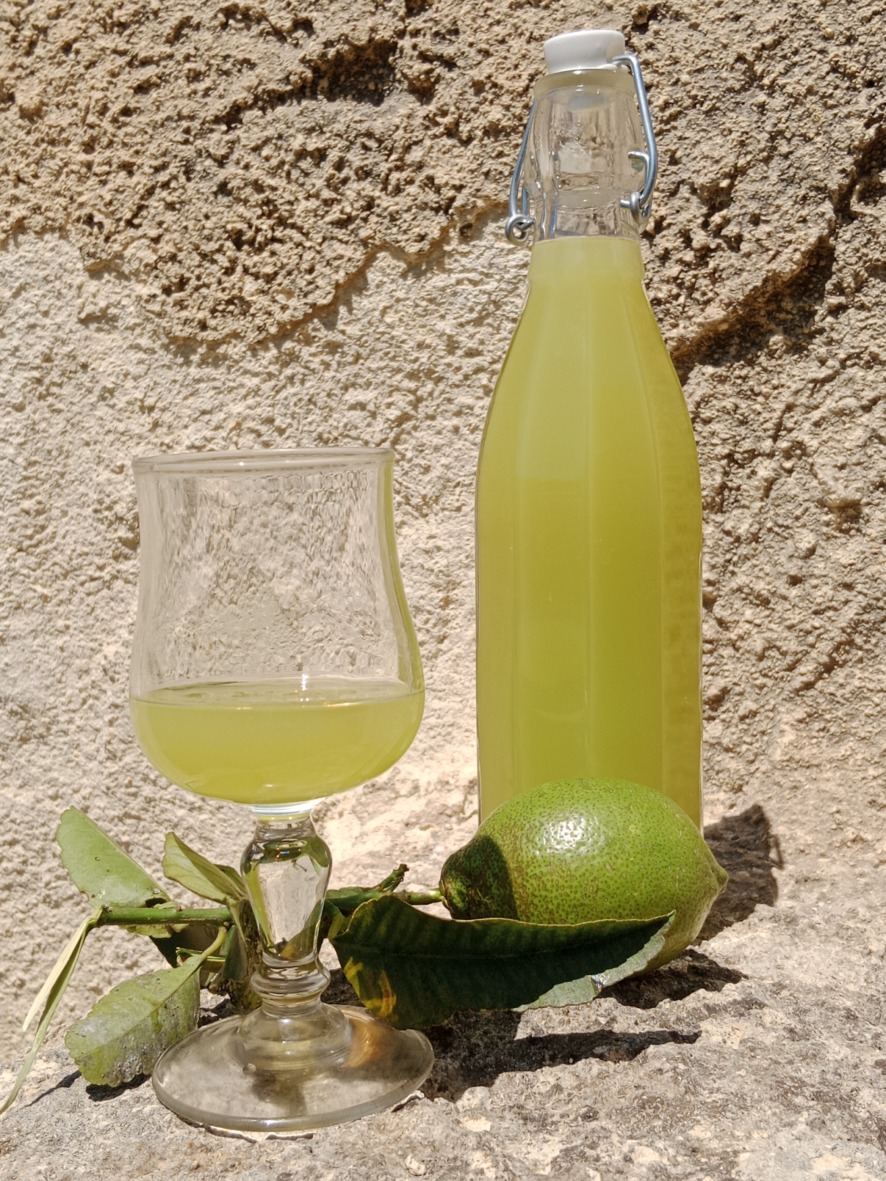 Limoncello aus grünen Zitronen