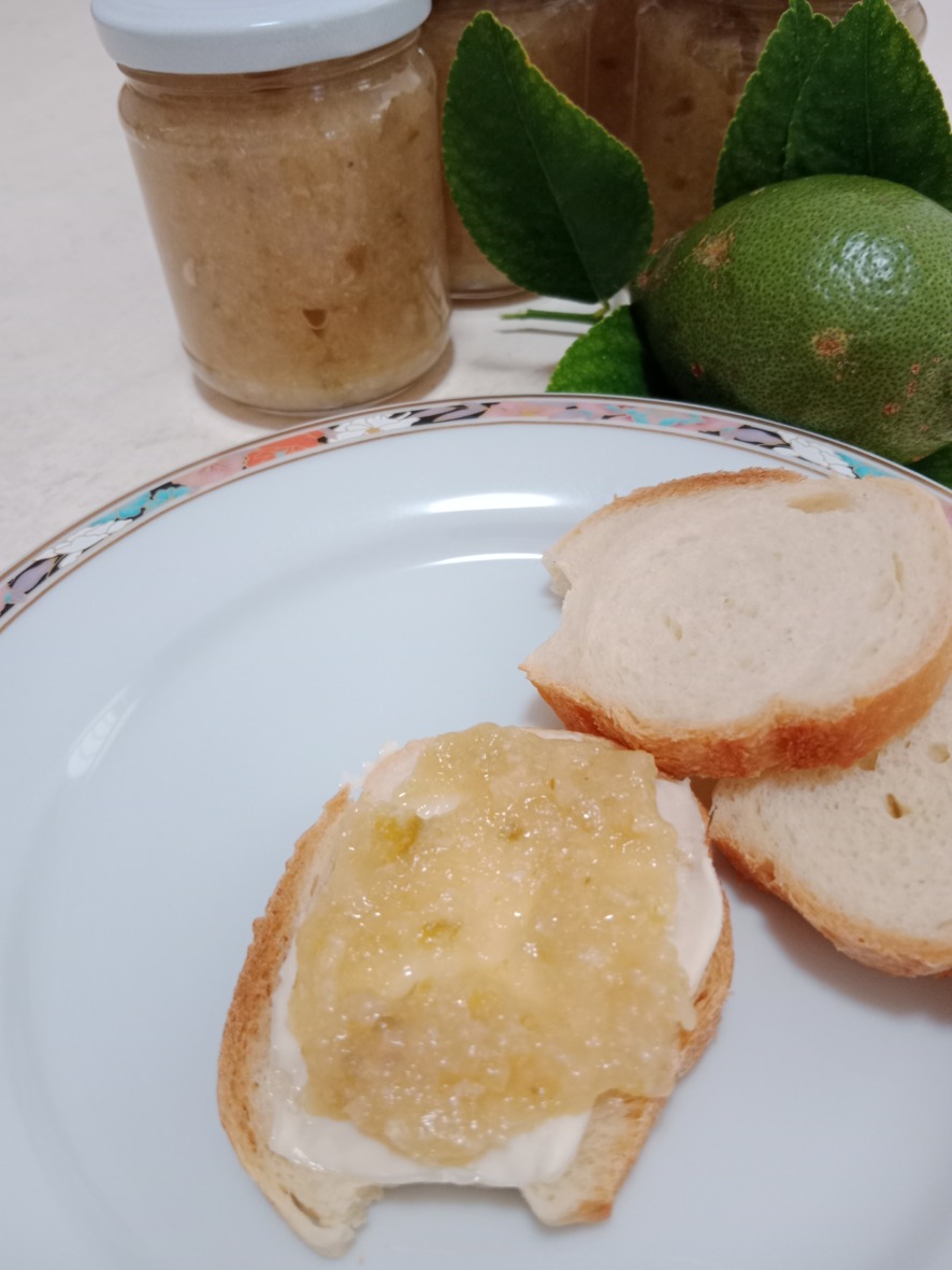 Zitronenmarmelade auf dem Butterbrot