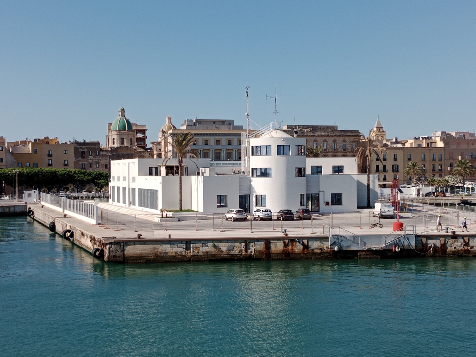 Hafengebäude für die Überfahrt nach Pantelleria mit Fahrzeug