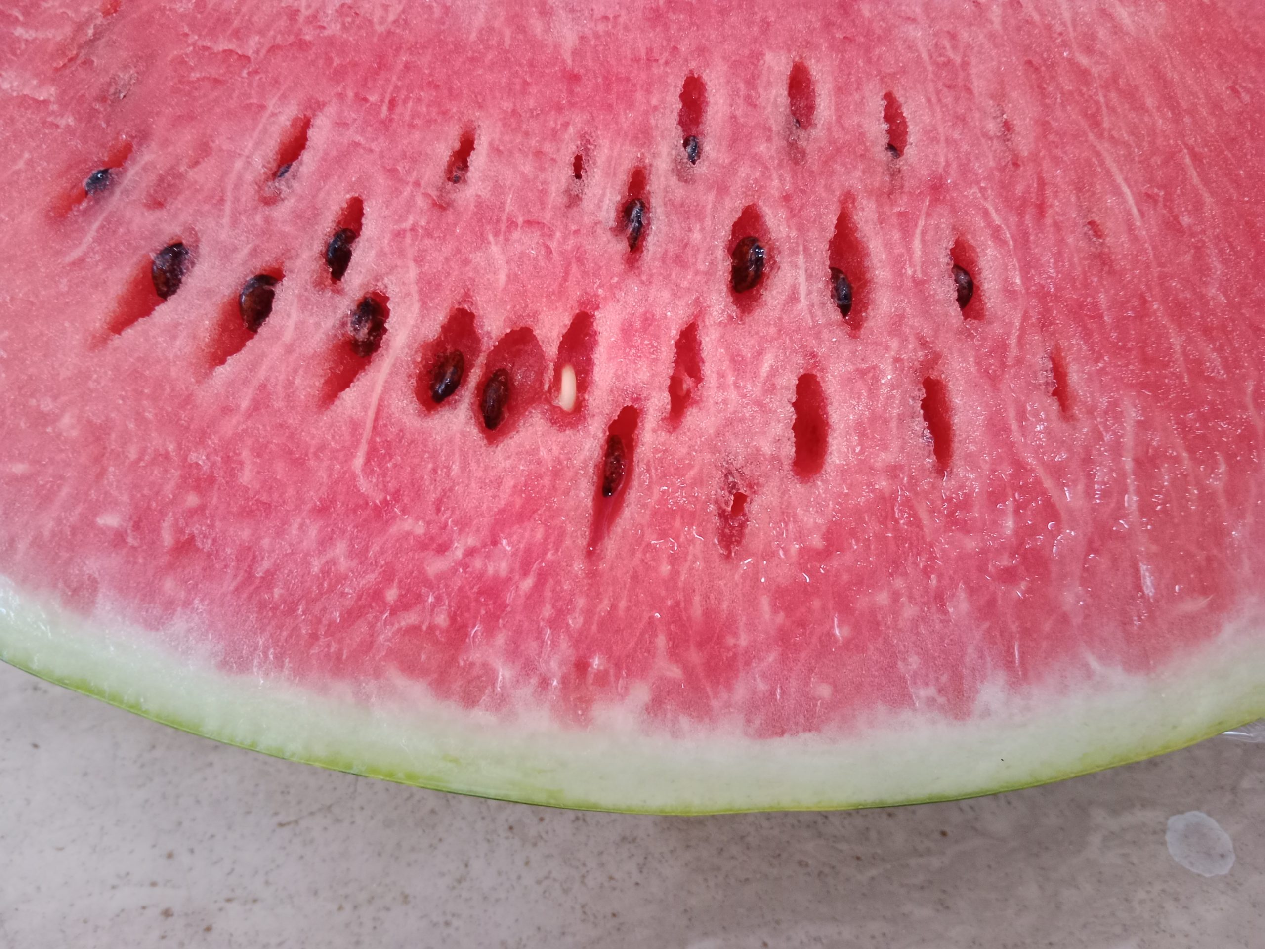 Weniger bewässerte Wassermelone ist an der dünnen Schale zu erkennen